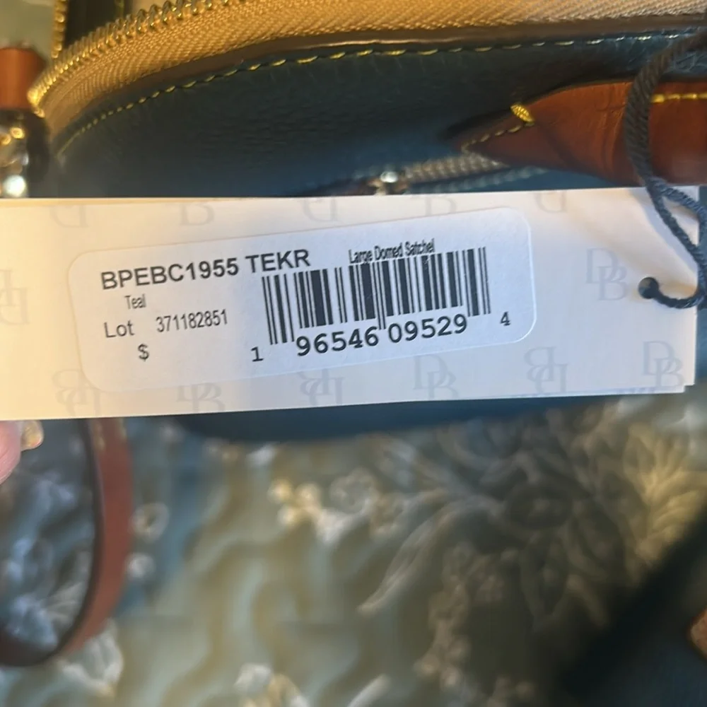 Dooney & Bourke Pebble Grain Large
Domed Satchel. Color TEAL a rare color. - Picture 6 of 6